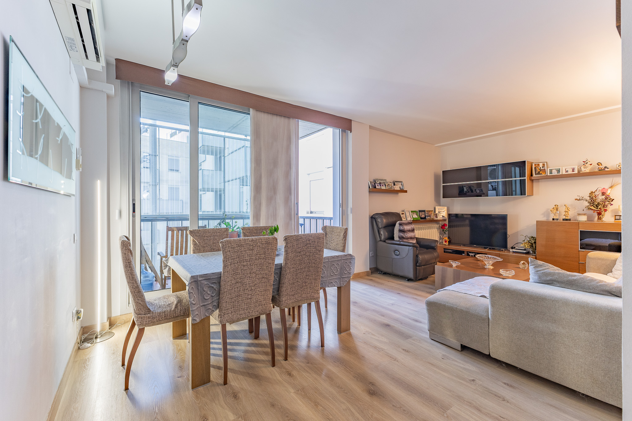 Central apartment with parking and communal pool area