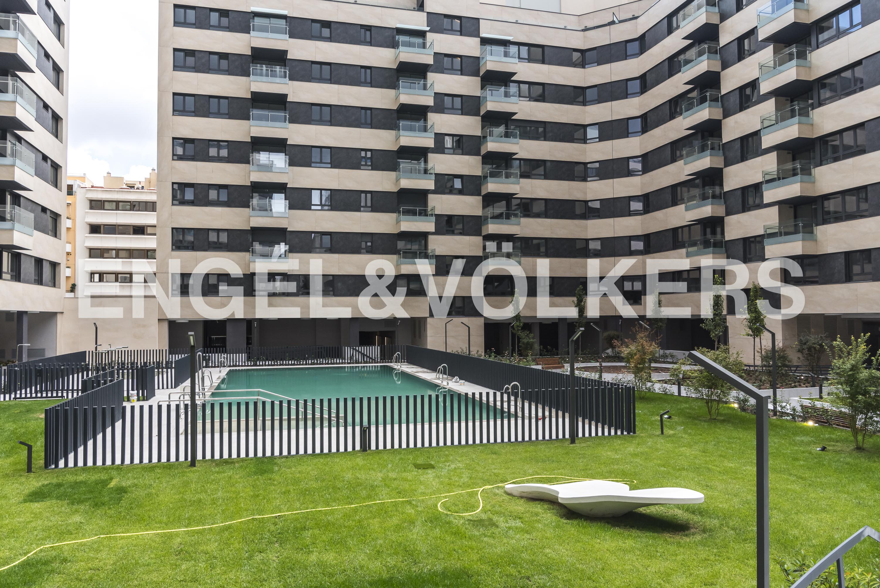 3-bedroom apartment with pool, garage, and storage room