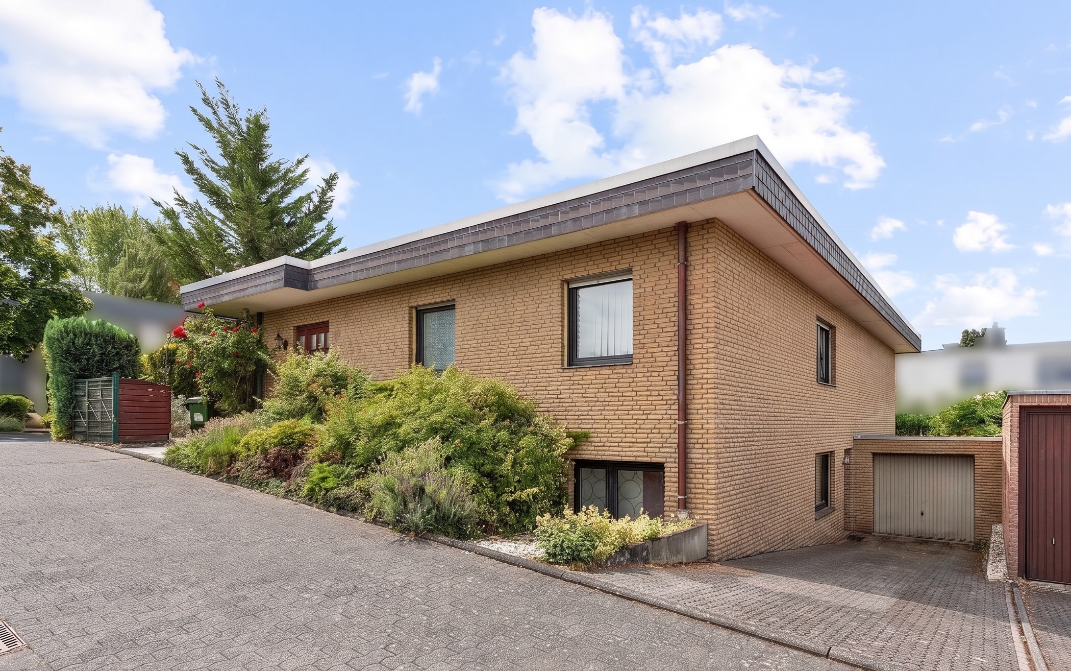 Spacious bungalow with potential for expansion in a quiet neighborhood of Duisdorf