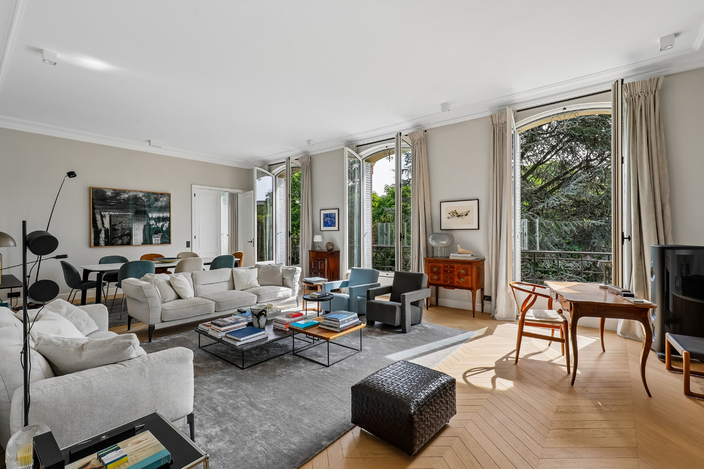 Neuilly – Elegant high-end family triplex with independent studio