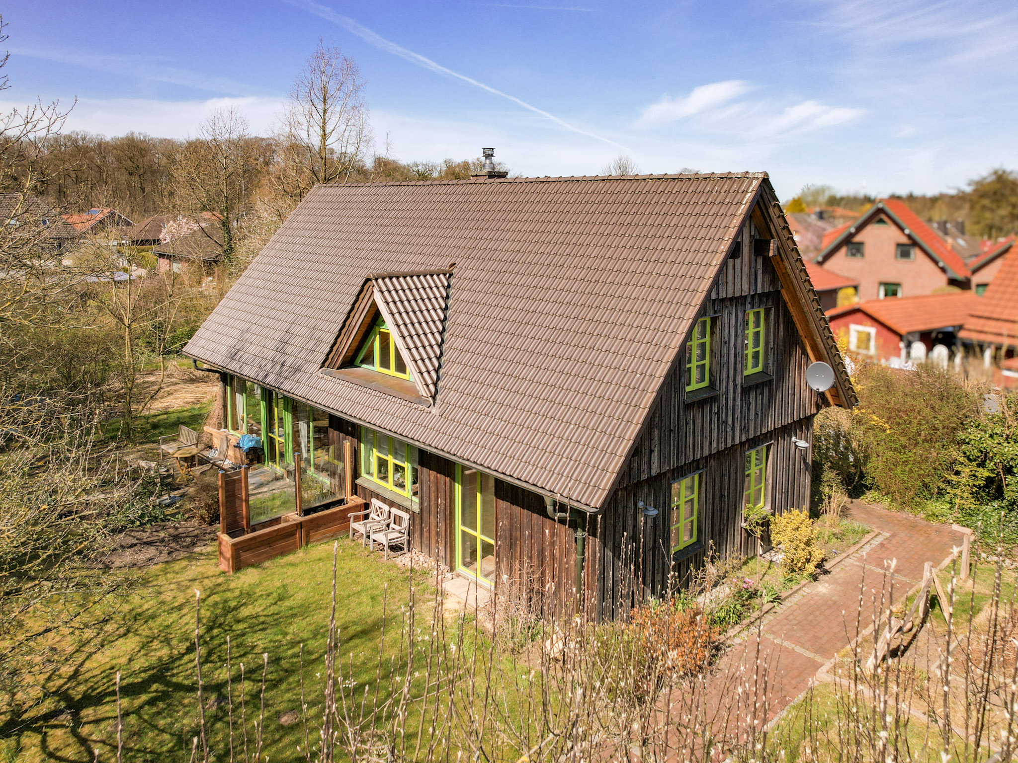 Skandinavischer Wohntraum mit Sauna und Loggia auf großzügigem Grundstück