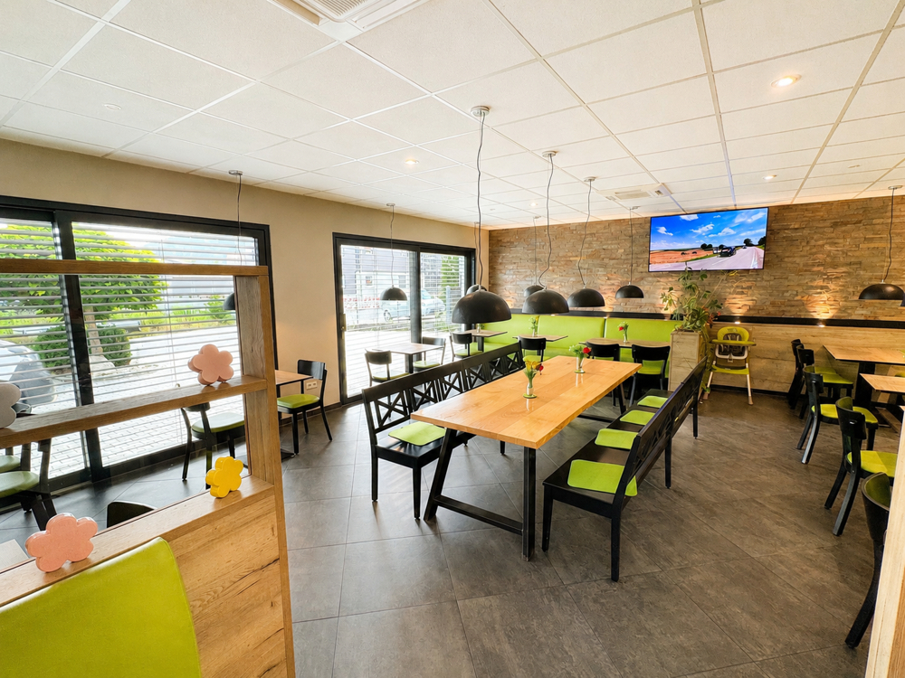 Unternehmensimmobilie – Produktionshallen, Verkauf und Bistro