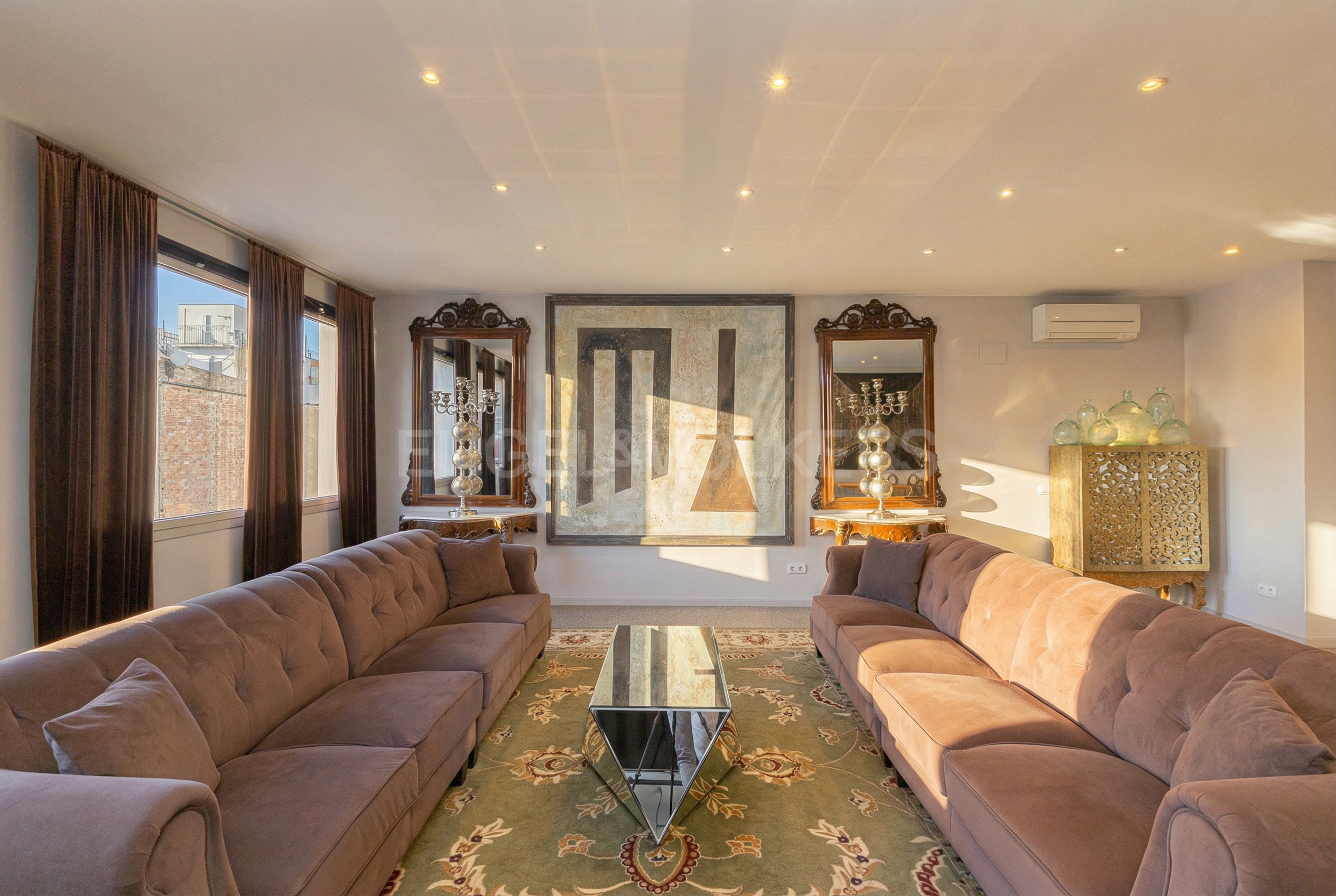 Large renovated apartment in Eixample Dret