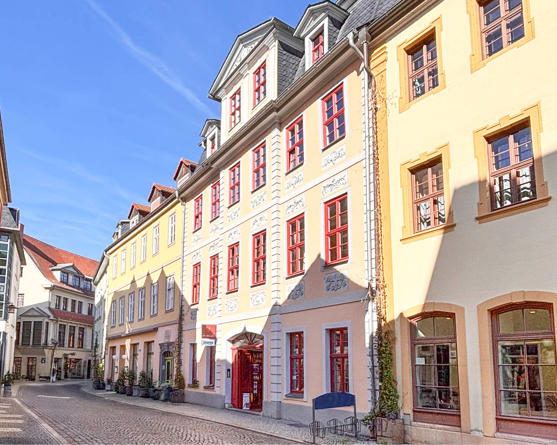 Charmante Maisonette-Wohnung über drei Ebenen im Herzen von Weimar [AI-modified]