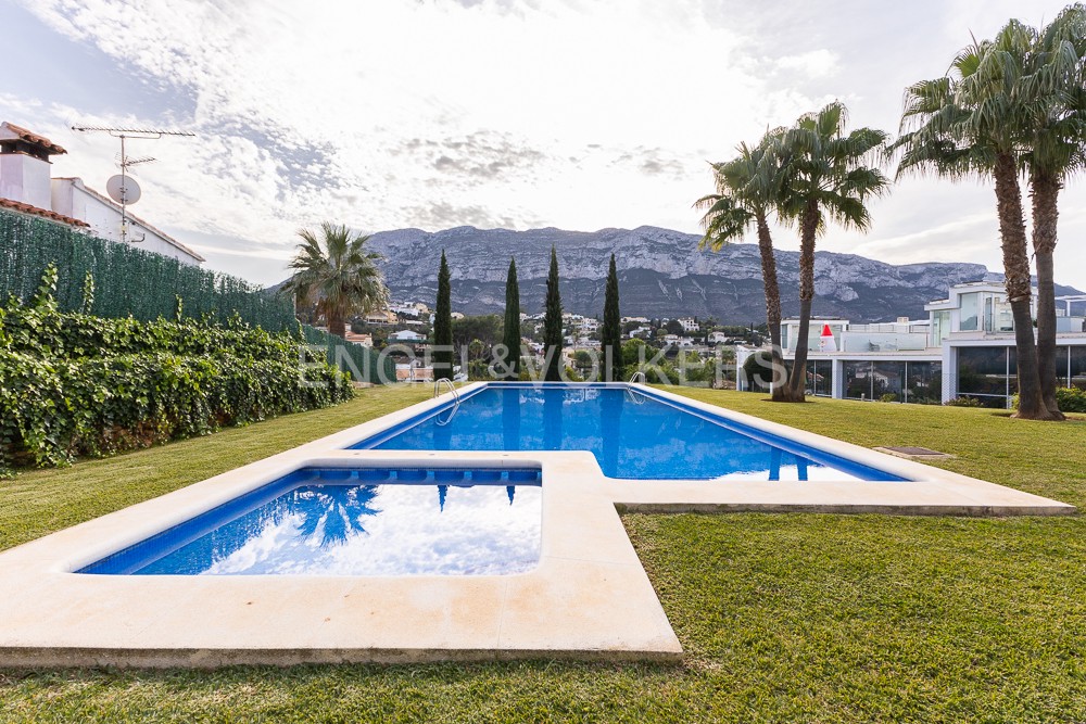 Exclusive apartment with hot tub and mountain views in Las Rotas, Dénia