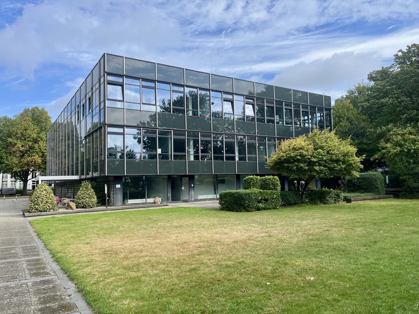 Büro- oder Schulungsfläche mit Gartennutzung direkt an der Elbe