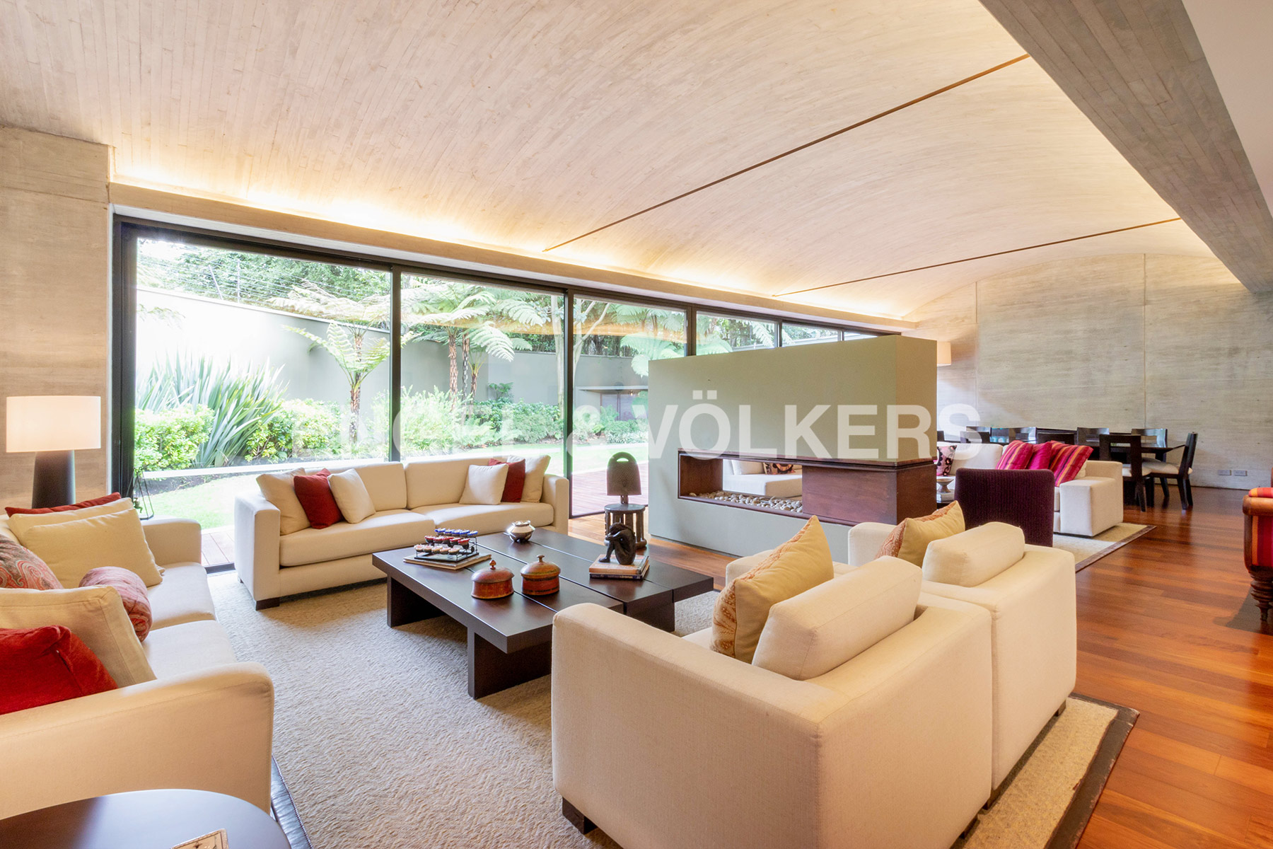 Moderna casa con jardín para venta en Santa Ana Oriental