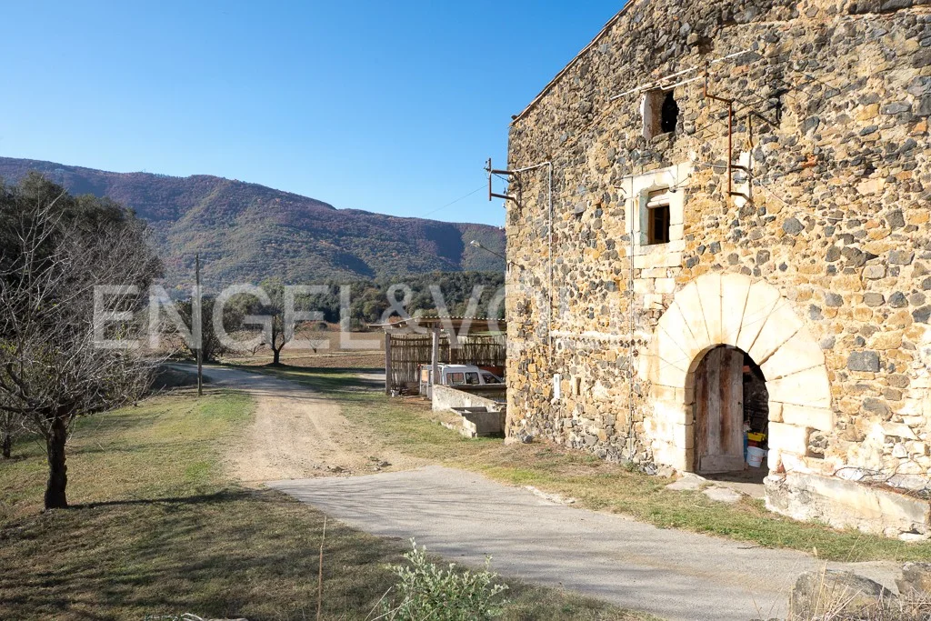 Farmhouse to be renovated with 75 hectares in La Garrotxa