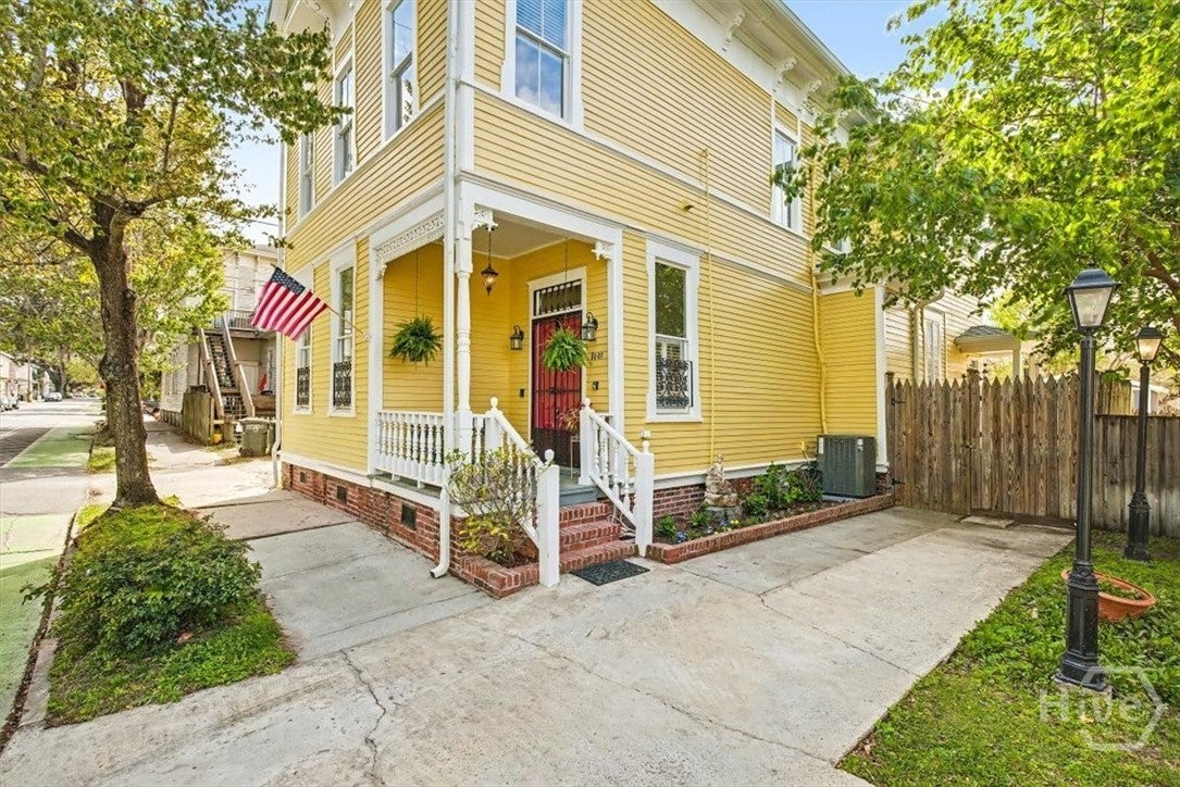 c.1880 Historic Victorian with Private Drive & Courtyard
