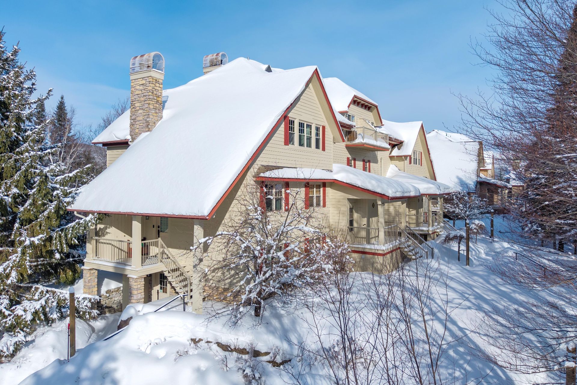 Cap Tremblant a spacious 3-story property with 4 bedrooms