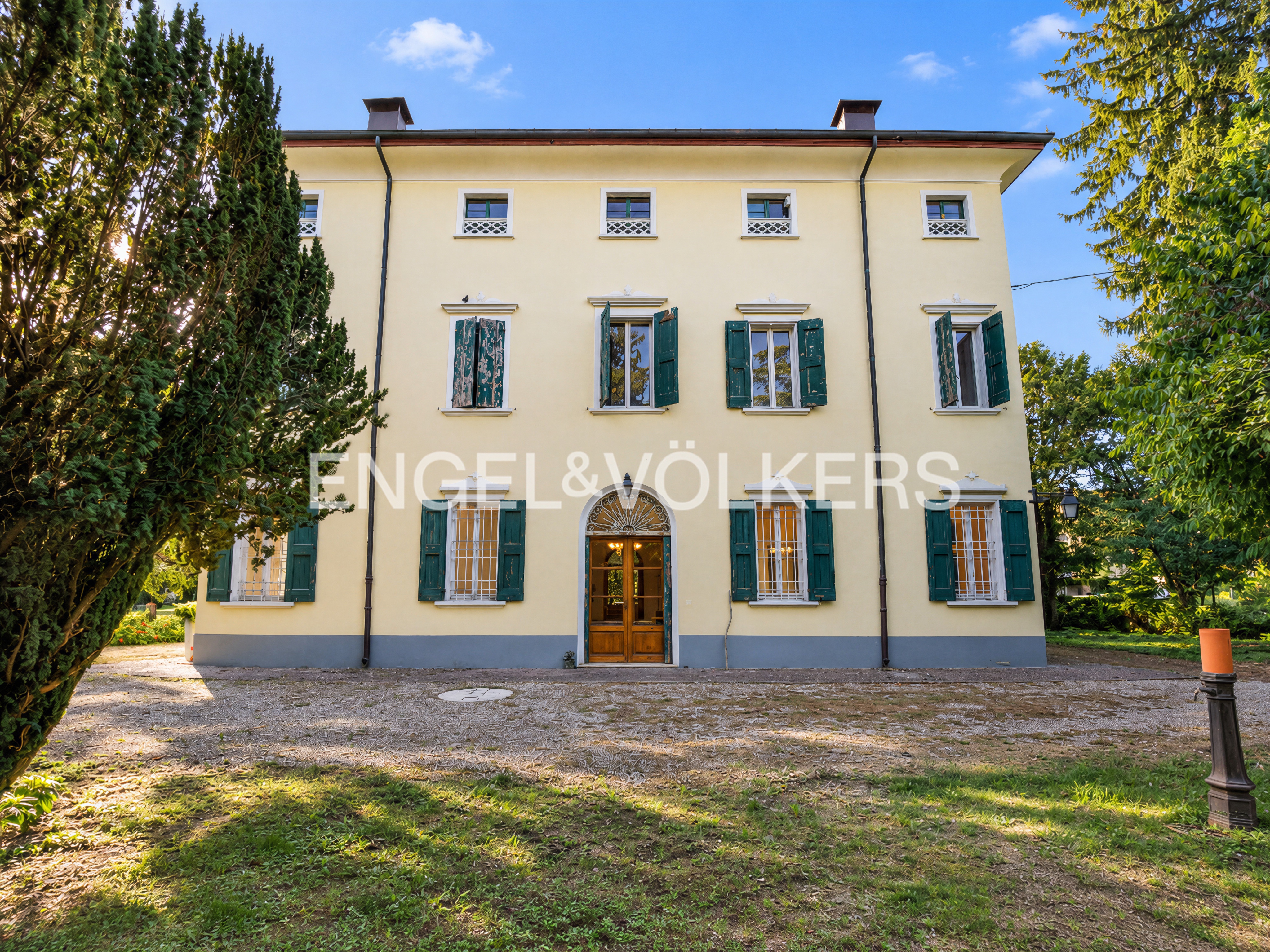 An extraordinary residence: 620 sqm of elegance and 4,000 sqm of private garden