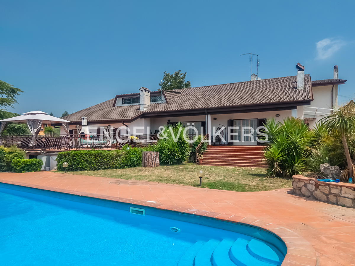 Detached single-family villa with pool
