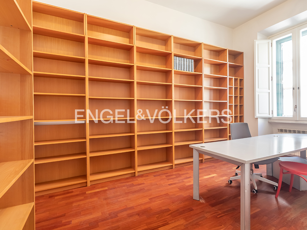 Quiet top-floor apartment in the Salario district