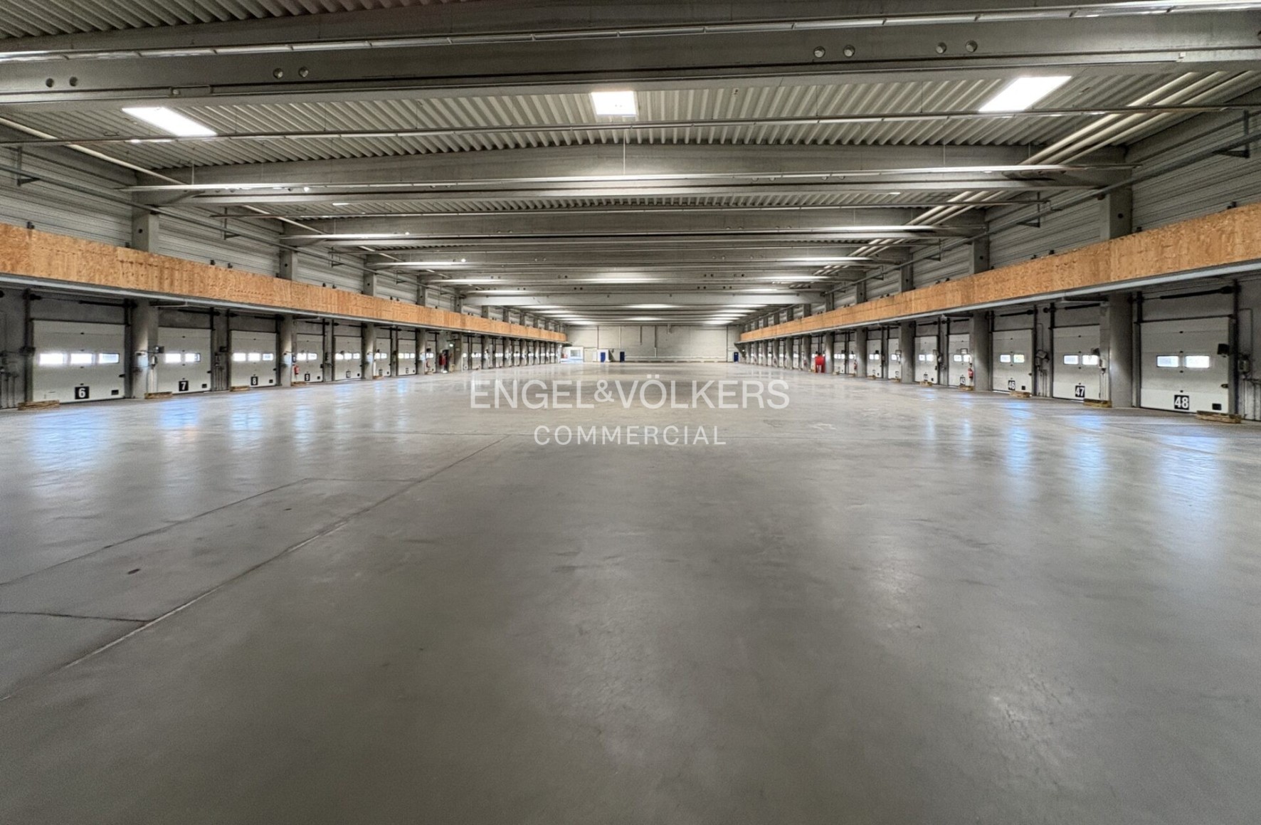 Moderne Hallenflächen mit Büroanteil