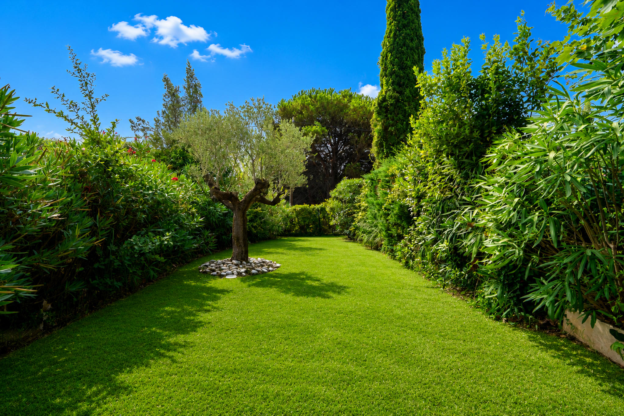 Through-apartment with private gardens, just minutes from Saint-Tropez and the beaches