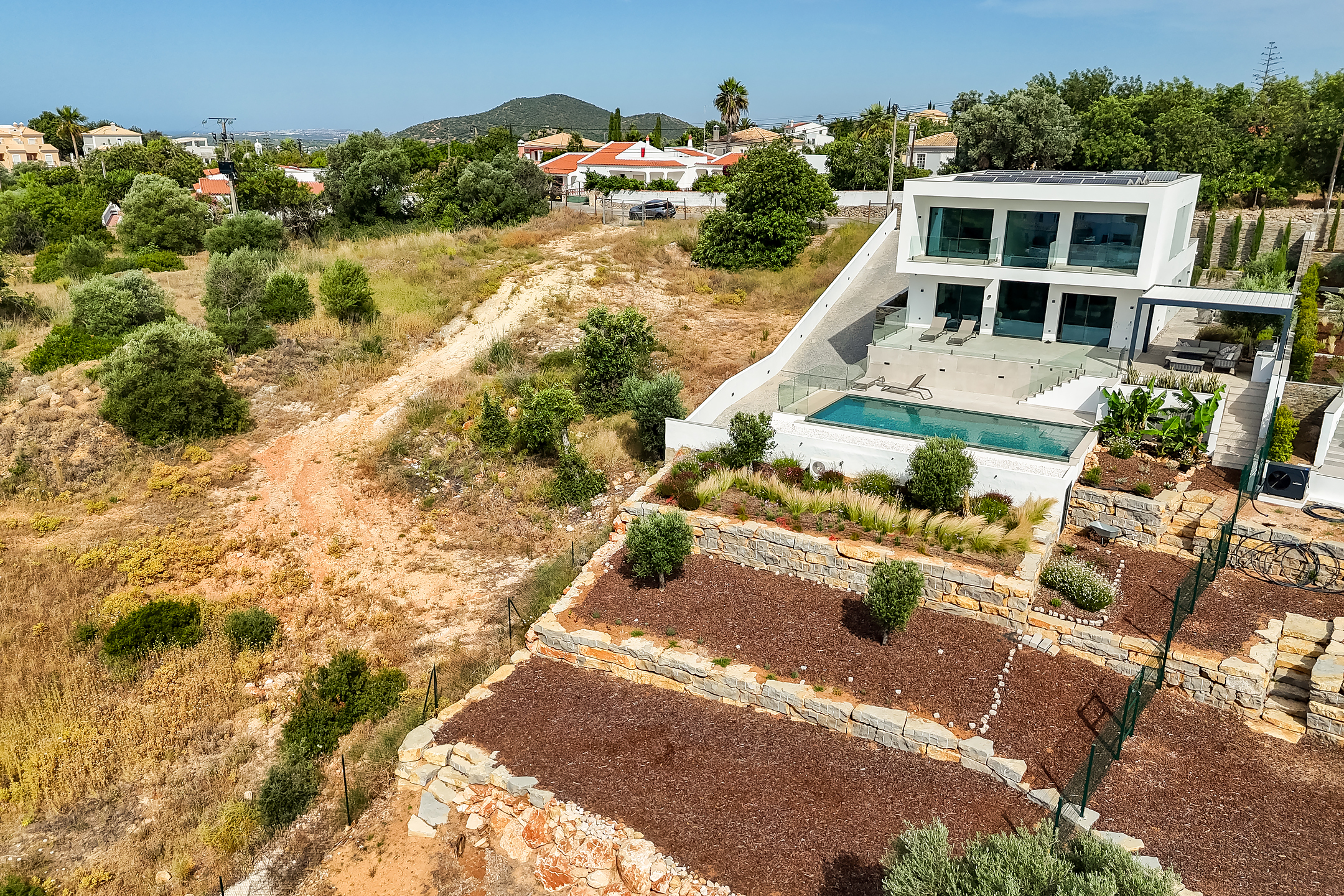 Moradia Contemporânea de Luxo com Piscina Aquecida e Vista Mar nas Colinas de Vale Formoso