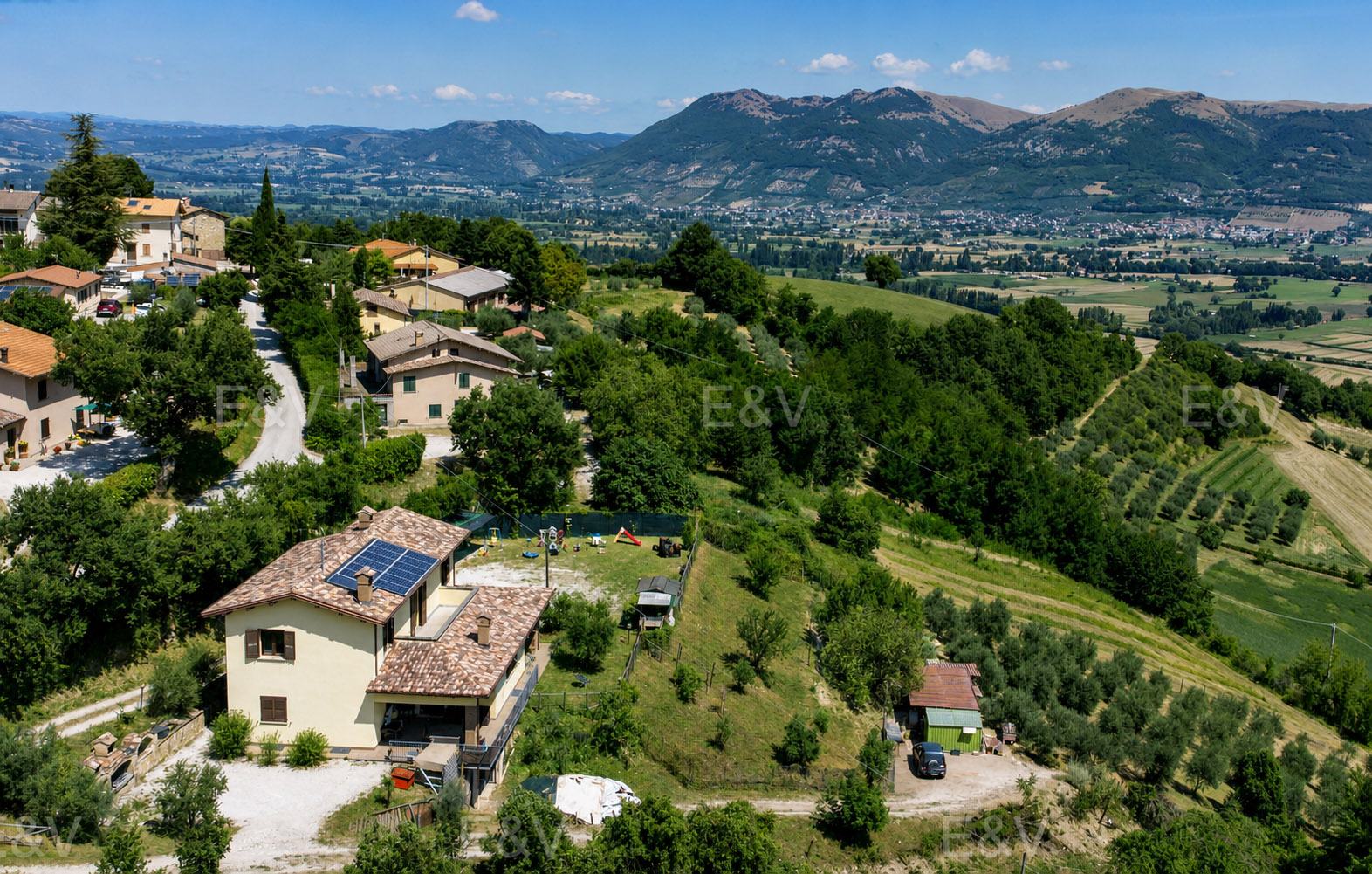 Detached house with olive grove and private outdoor spaces near Gubbio