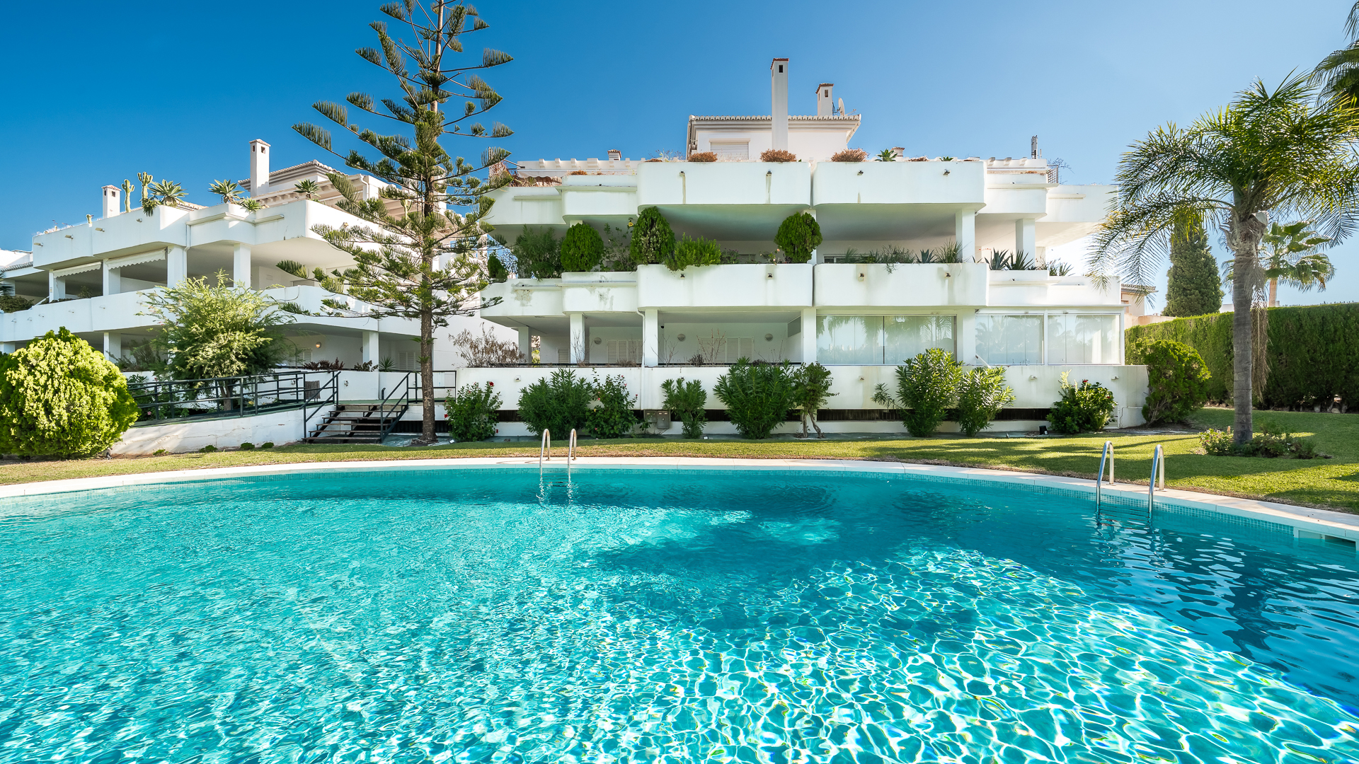 Sophisticated Apartment in Boutique Community, Just 3 Minutes walk from Puente Romano