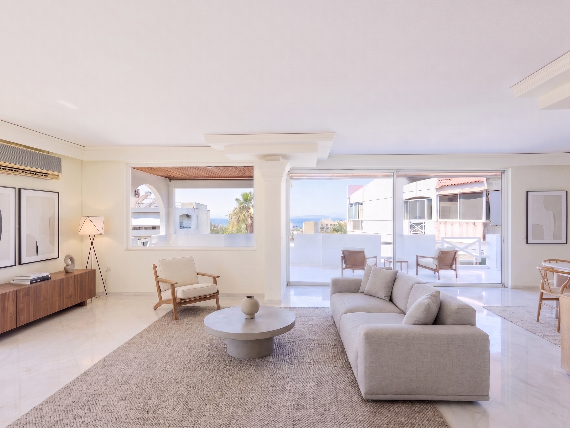 Bright 3rd floor apartment in Voula with sea views