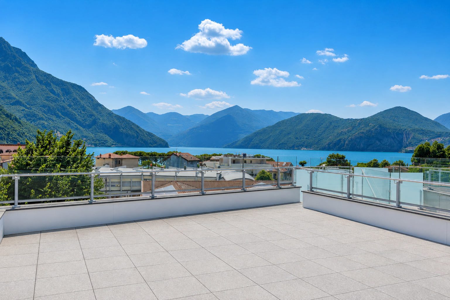 Prestigious penthouse with lake view and panoramic terrace