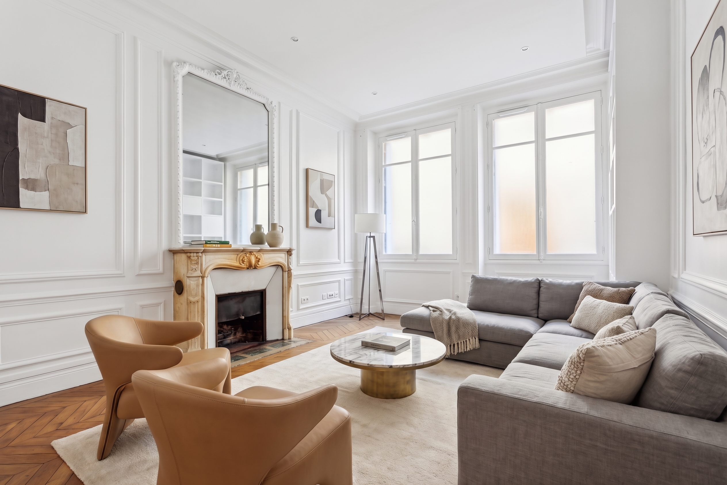 Prestigious retreat in Paris’s 8th Golden Triangle: bright 74 m², fireplace, hardwood floors, small private patio, elevator, steps from Avenue Montaigne