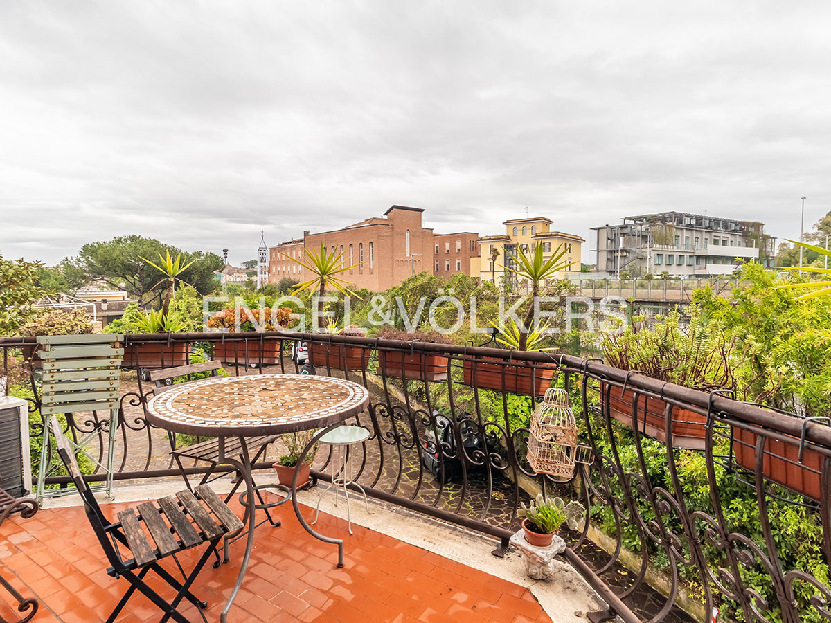 Open space loft with terrace just steps from the Vatican