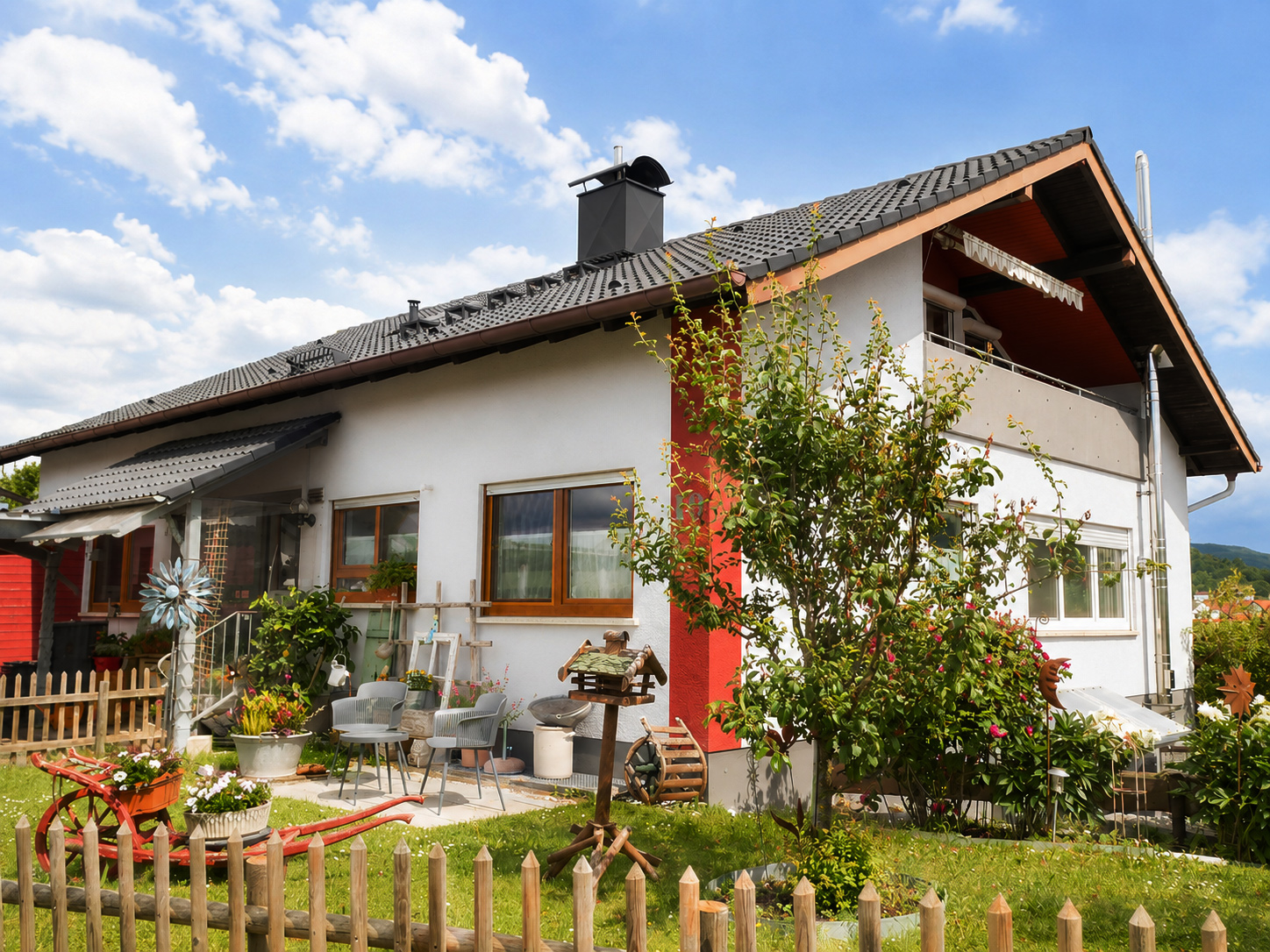Attraktives 2-3 Familienhaus mit herrlichem Garten, Aussicht + Parkflächen • bestens gepflegt und teilsaniert