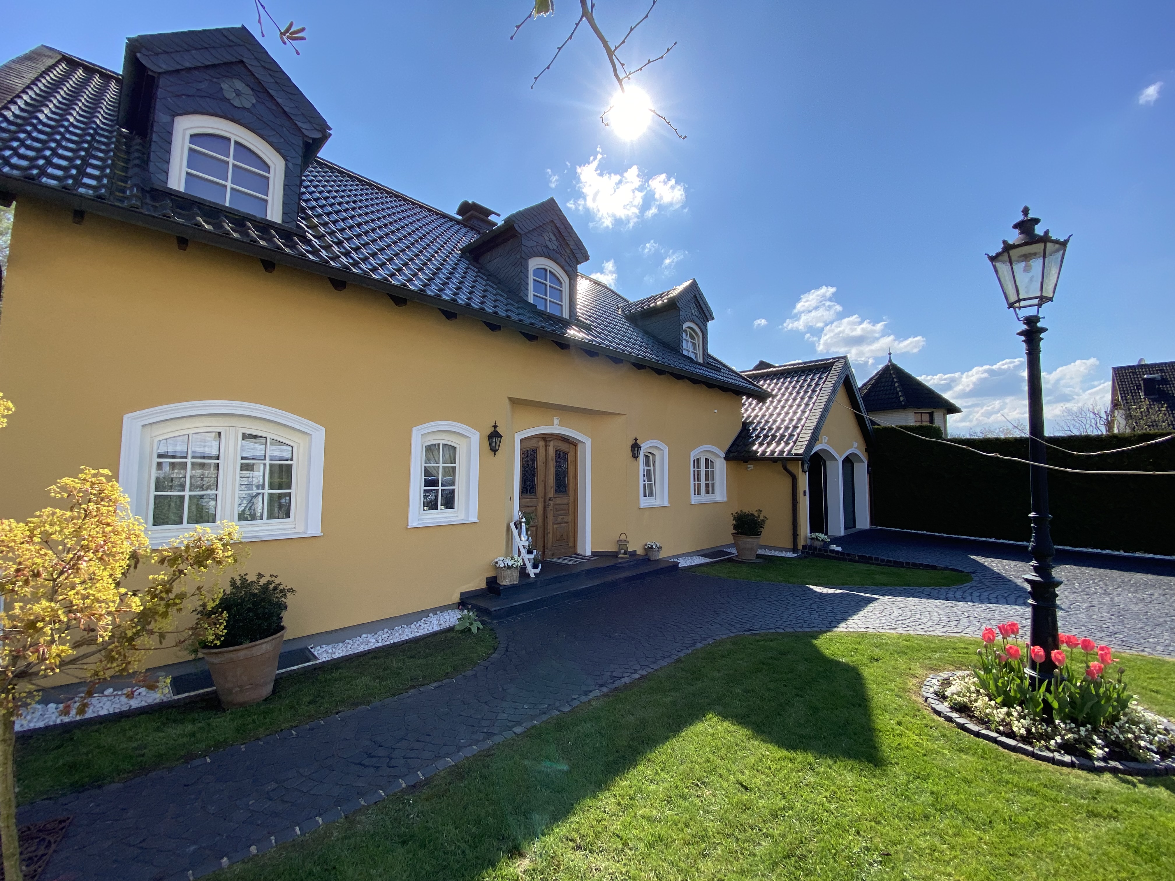 Stilvolles Einfamilienhaus mit großem Südwestgrundstück und moderner Technik