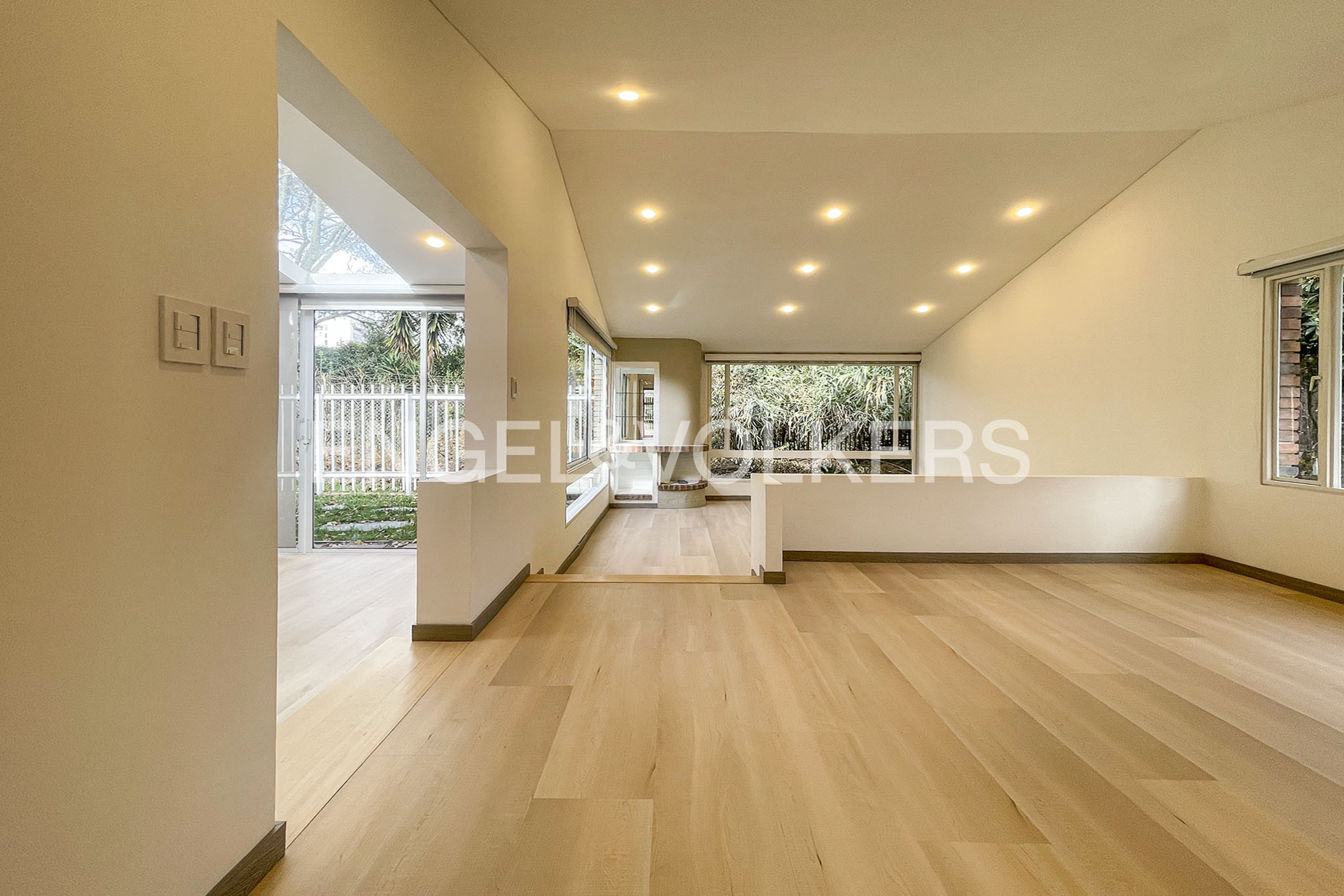 Moderna casa con jardín en conjunto cerrado para venta en Niza Córdoba