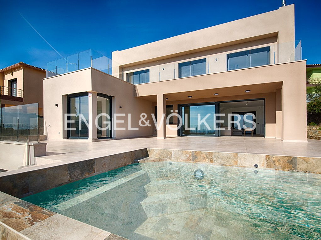 Newly built house in Palau-Saverdera.