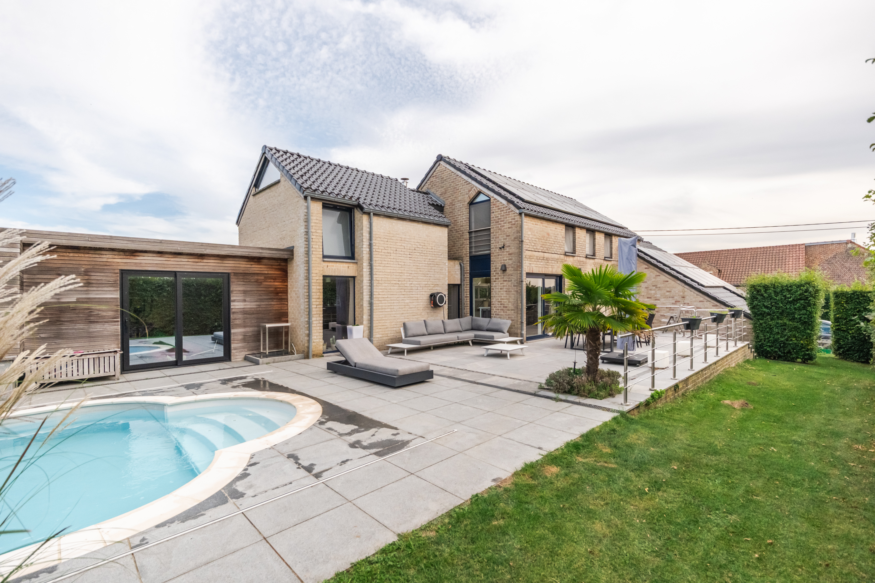 Villa familiale avec piscine et pool house sur 13 ares de bonheur