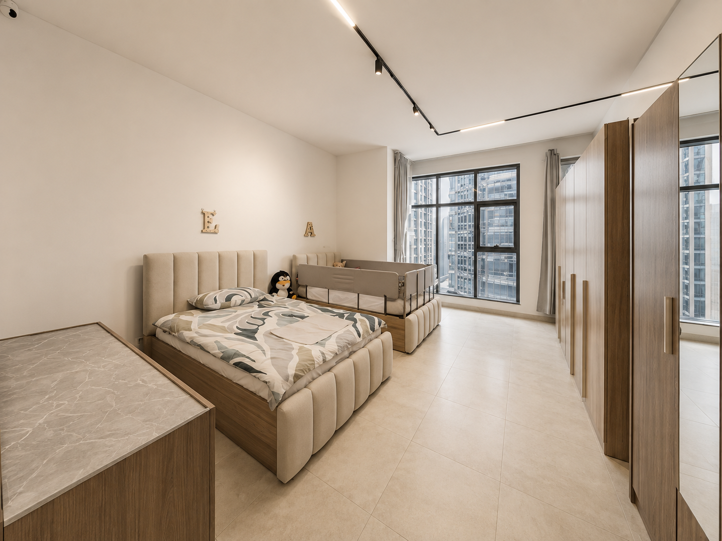 Luxury Upgraded Apartment | High Floor | Stunning Views