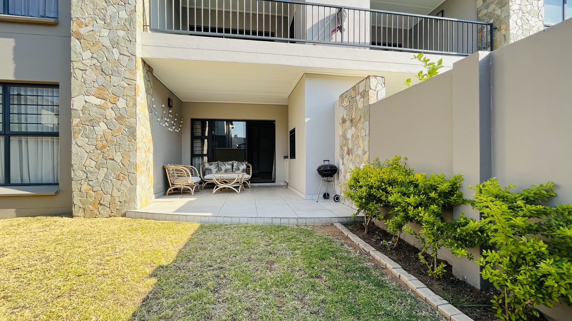LUXURY FULLY FURNISHED 3-BEDROOM GROUND-FLOOR APARTMENT TO RENT – THE POLOFIELDS, WATERFALL