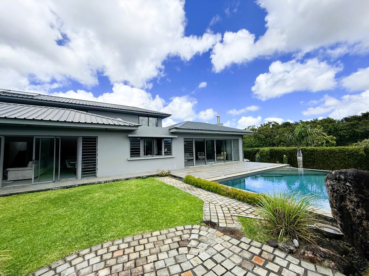 Luxueuse villa 4 chambres avec jardin et piscine à louer à Moka