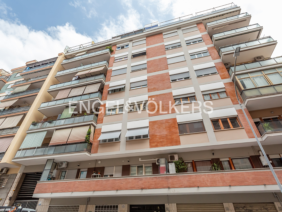 Spacious three-room apartment on Via Cesare Algranati