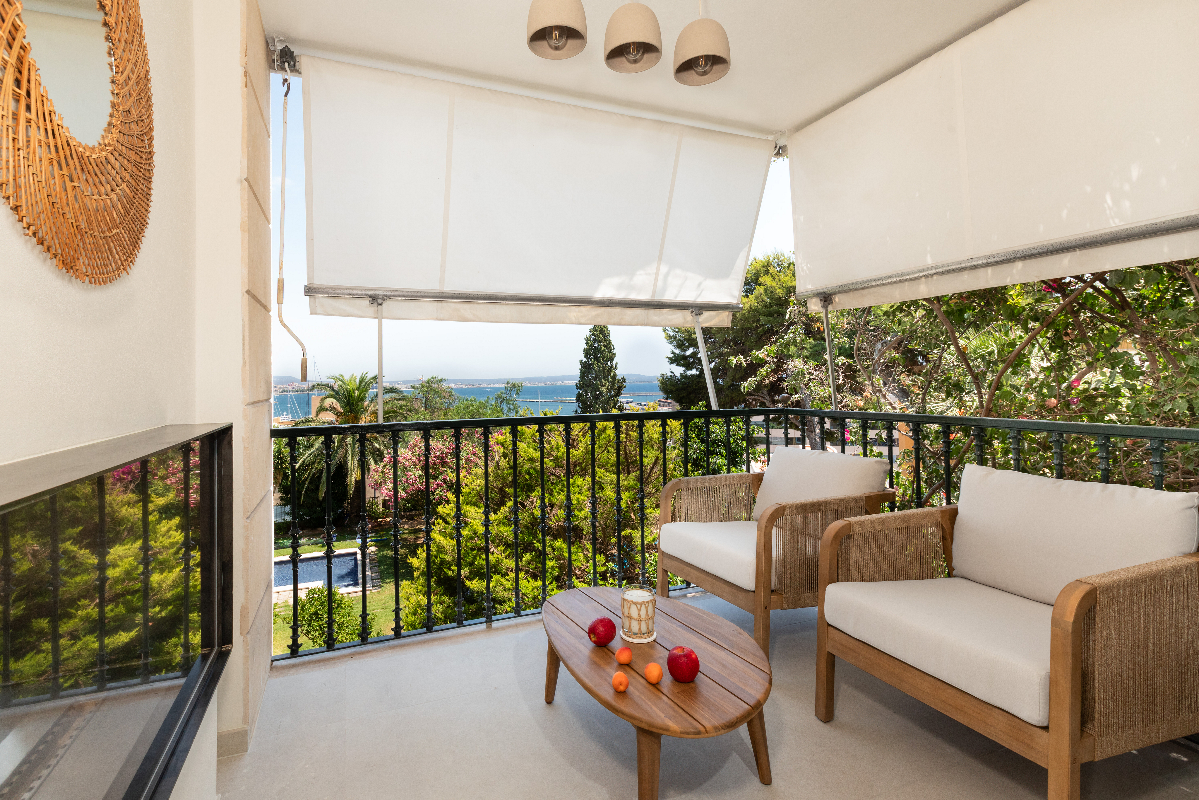 Designer apartment in Bonanova - Modern living with sea view