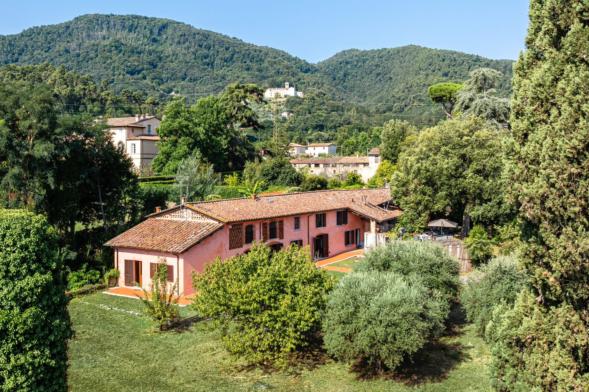 Authentic Tuscan farmhouse with private park, swimming pool and tennis court near Lucca