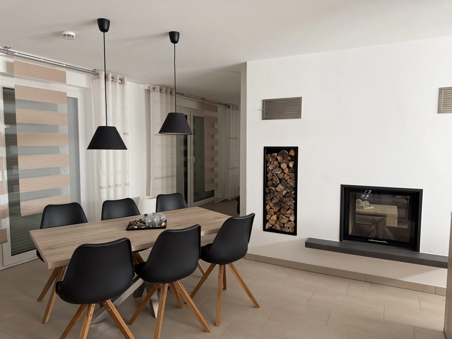 Exklusives Einfamilienhaus zur Miete, mit moderner Schwarz-Weiß-Optik, hochwertiger Ausstattung, Garten und optionalem Zusatzhaus - Photo 2