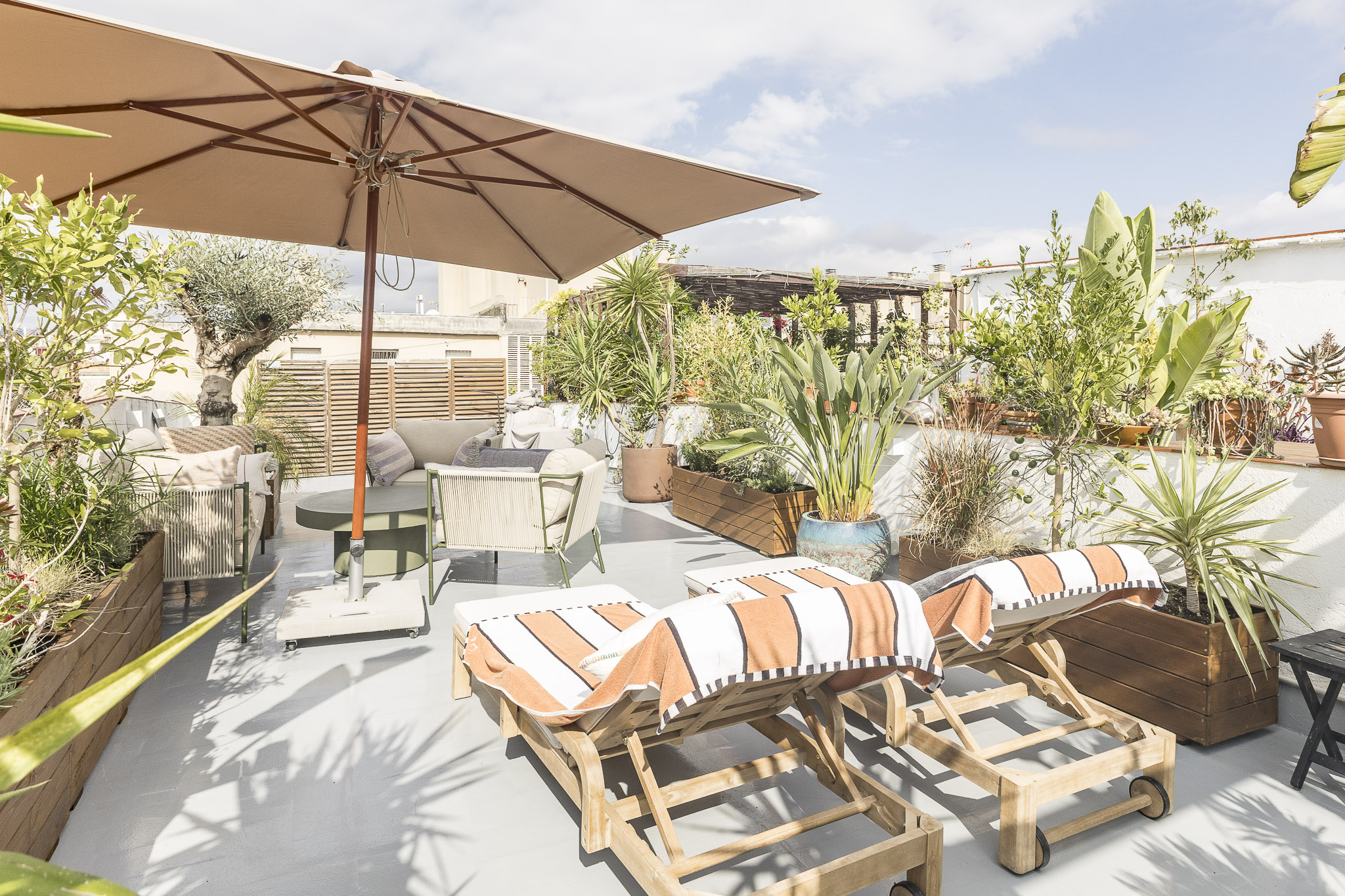 Renovated luxury penthouse with terrace and parking in El Raval