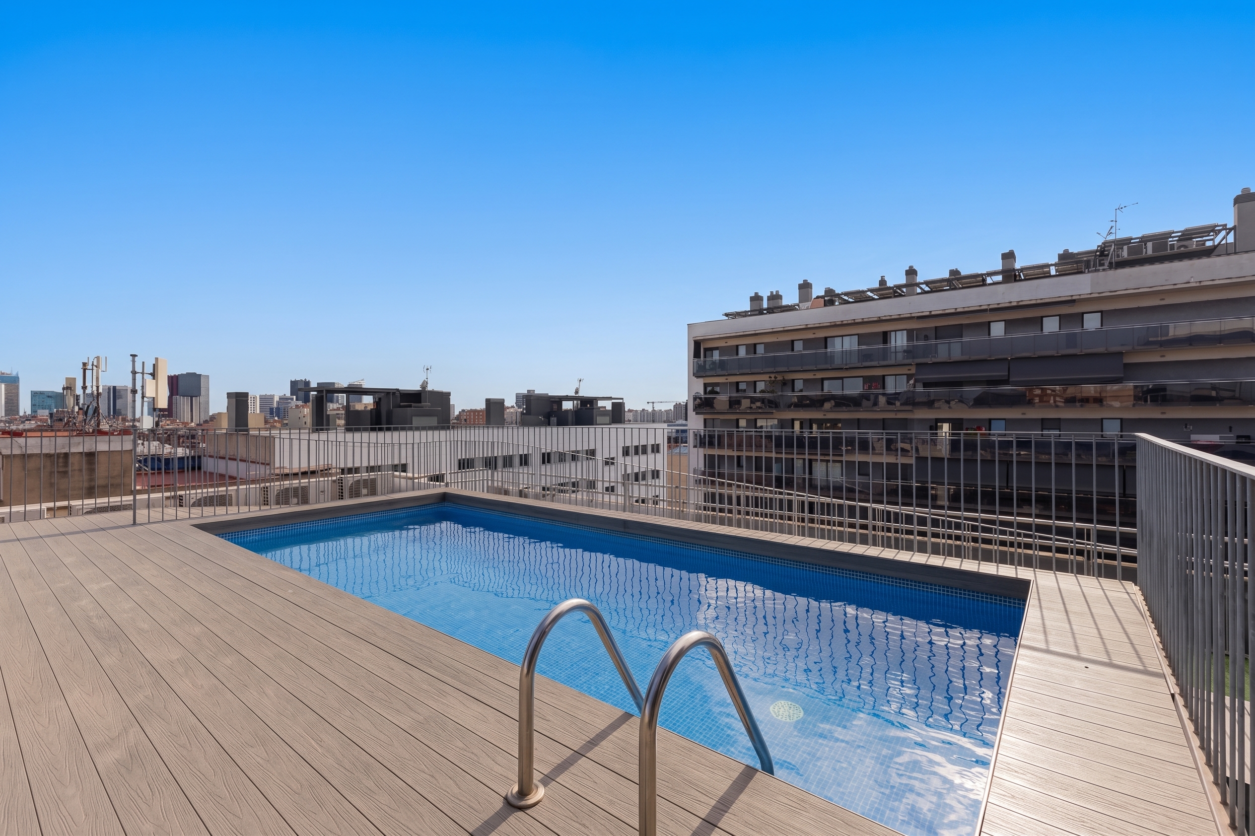Bright three-sided penthouse with rooftop terrace and pool in a contemporary building in Santa Eulalia