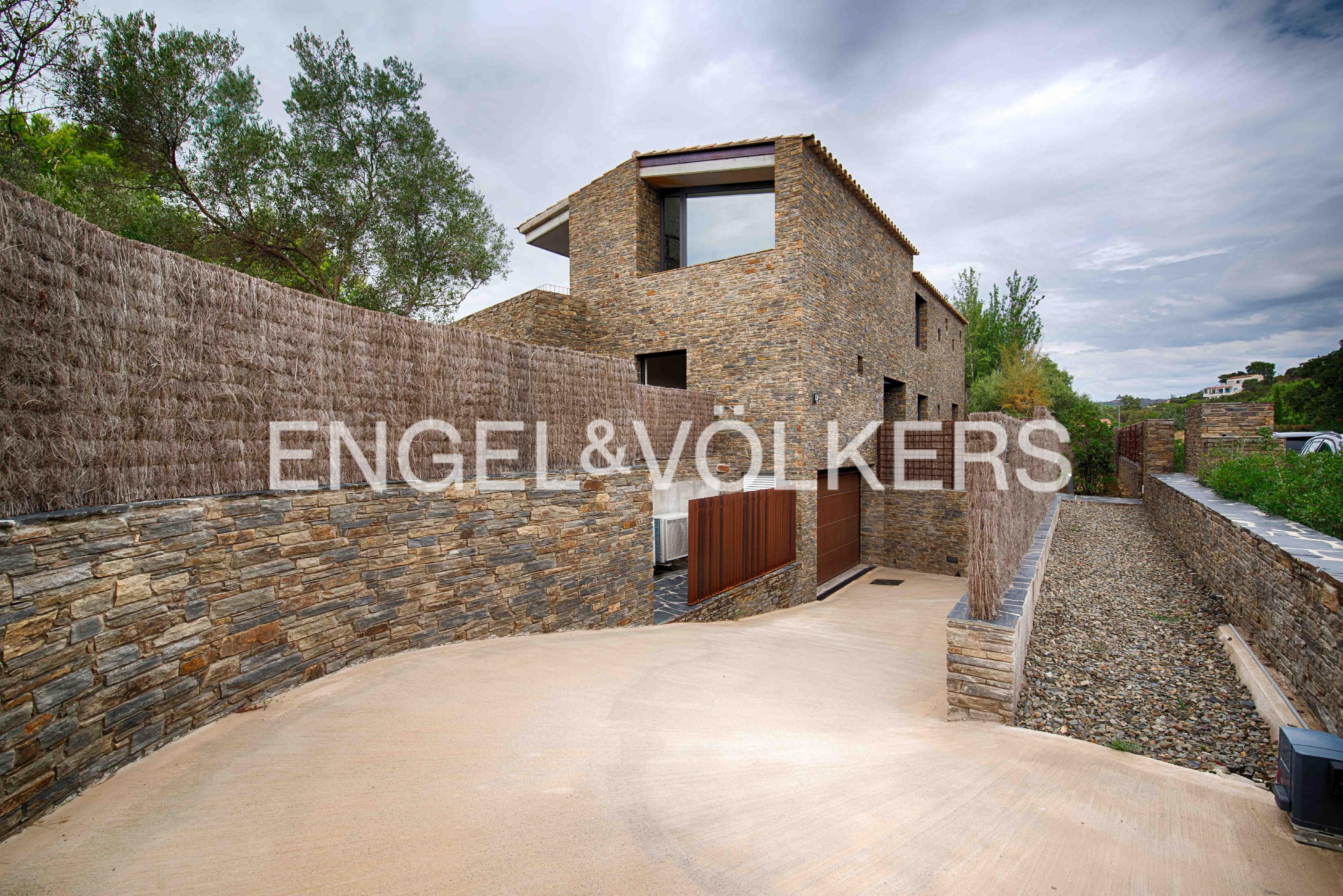 Contemporary stone house with terraces, large garage and high-end finishes