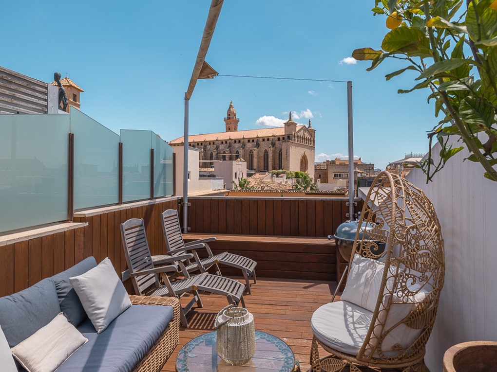 Traumhaftes Duplex-Penthaus in Altstadtpalast mit Terrasse und großartigem Blick