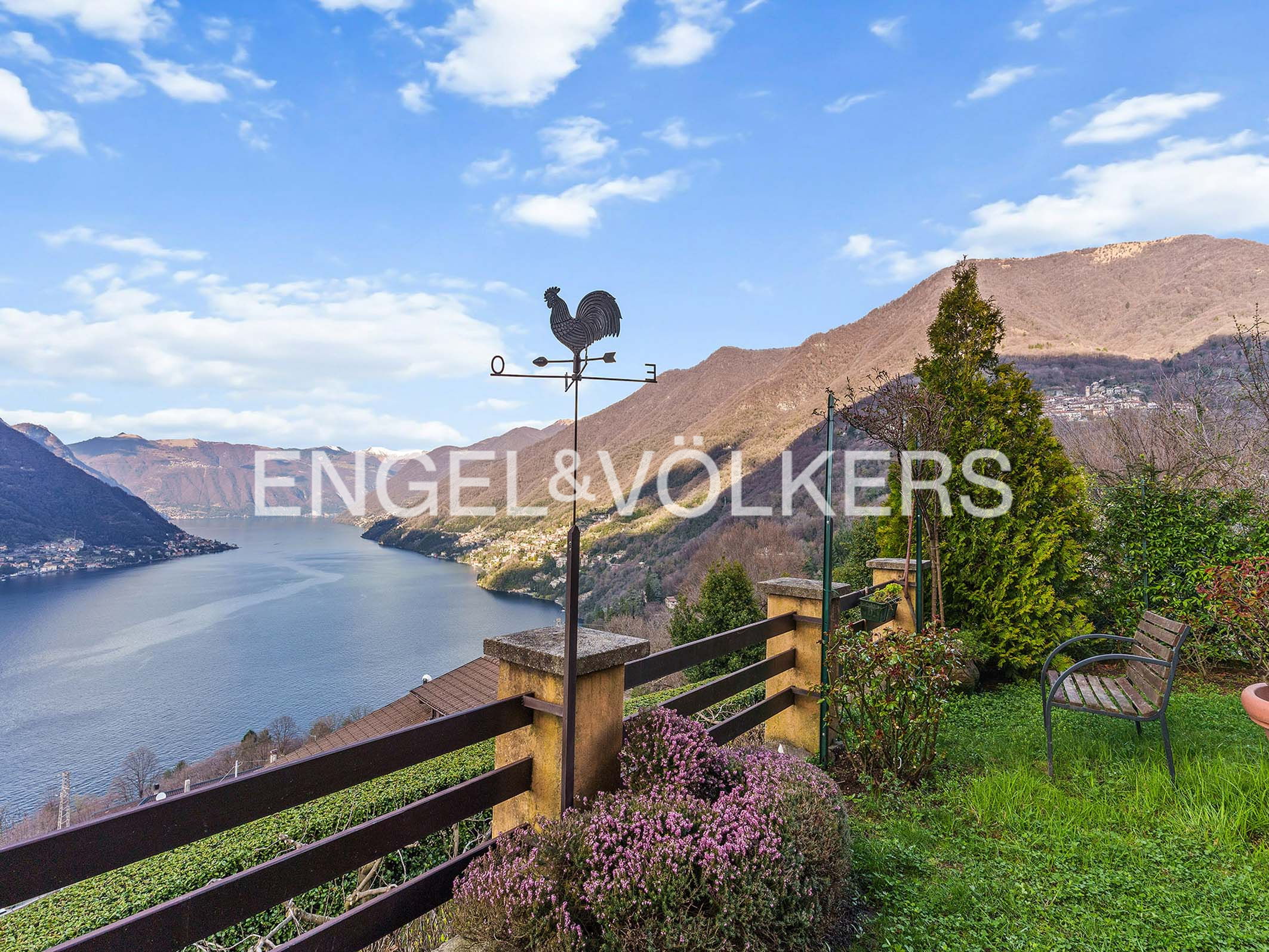 Flat with garden and lake view