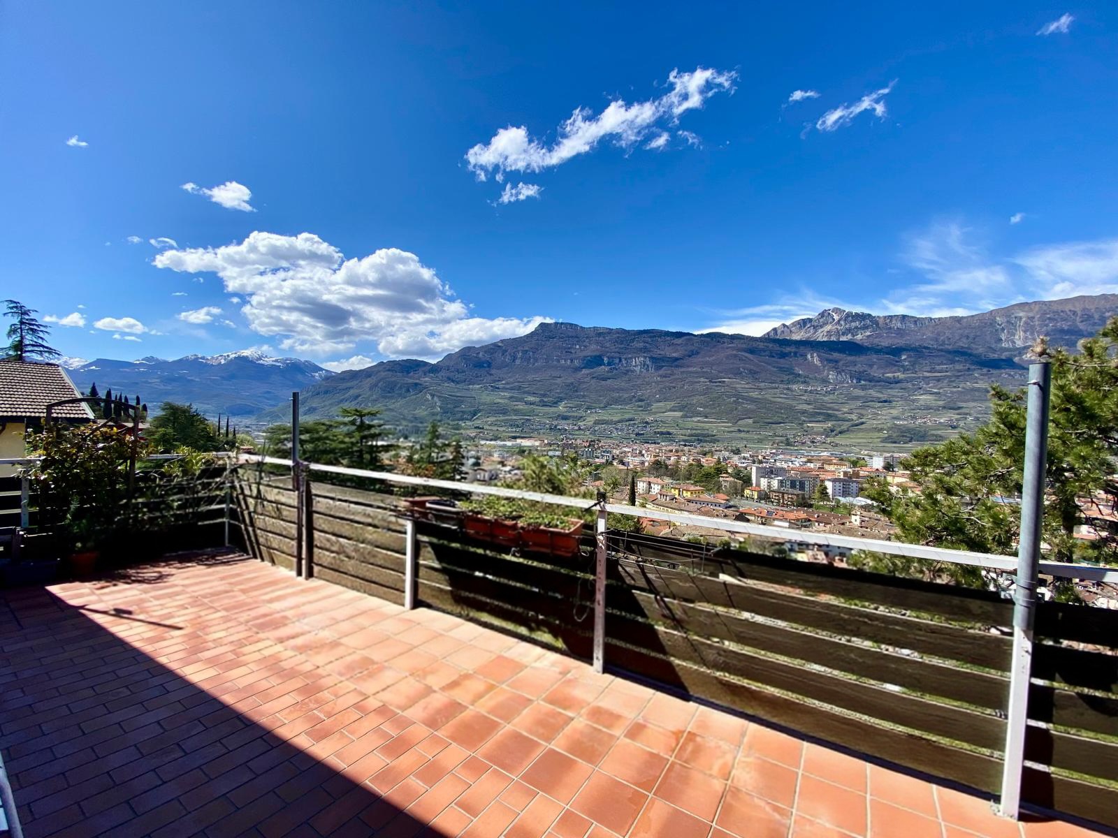 Ampio appartamento con vista panoramica e terrazzo.