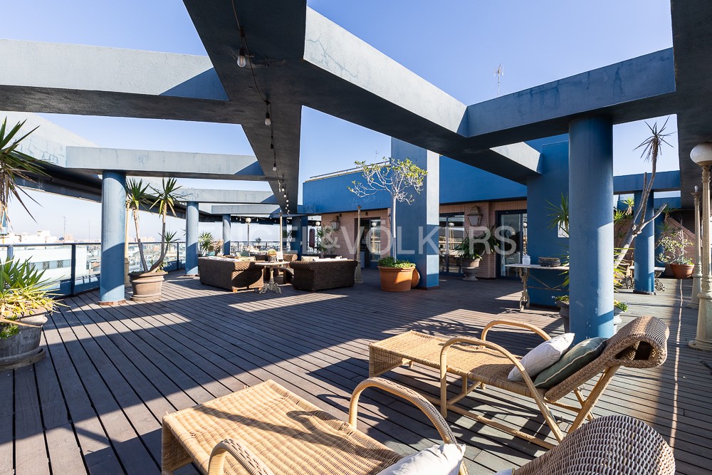 Precioso ático dúplex con la terraza y parking para corta estancia