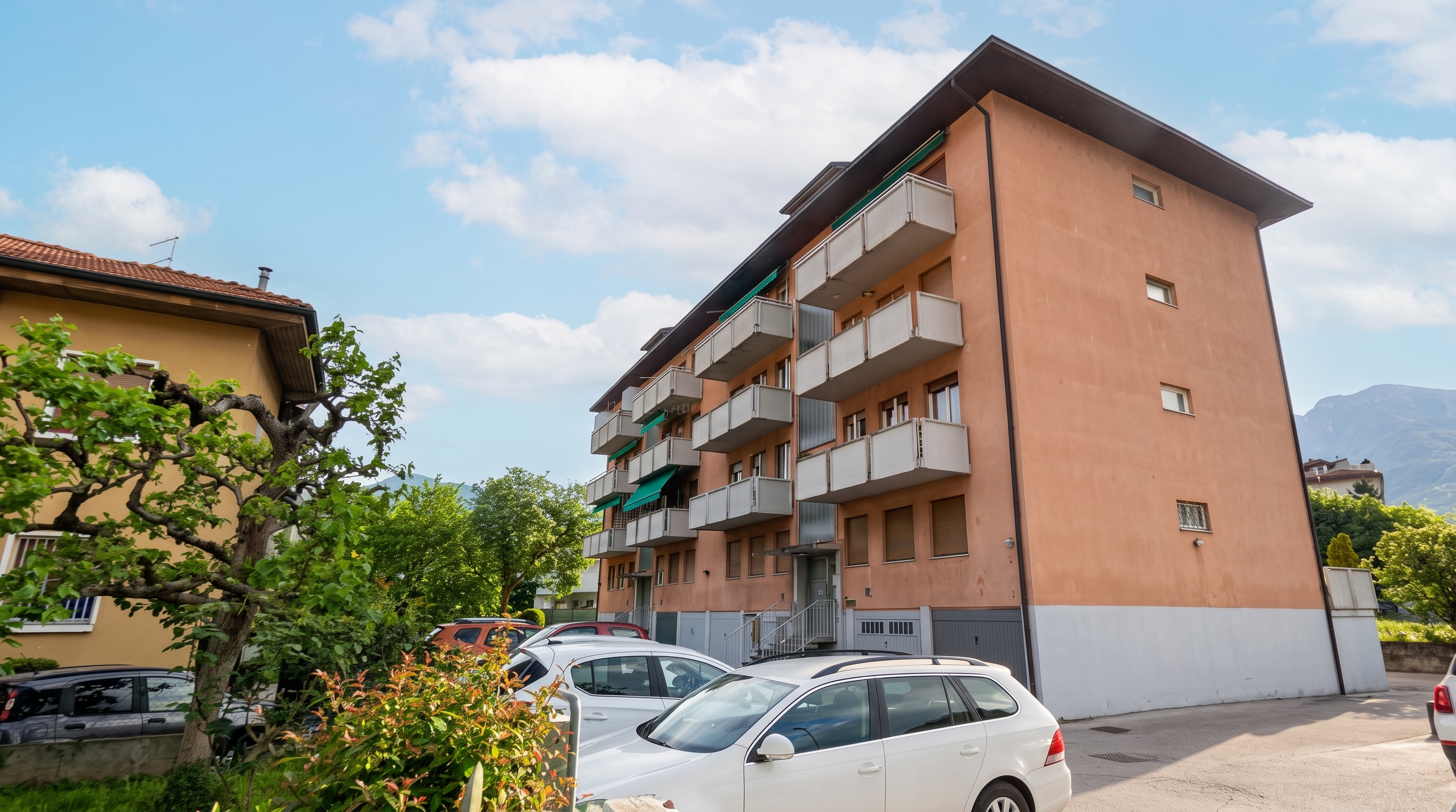 Spacious, partially renovated apartment to customize, with excellent exposure and views