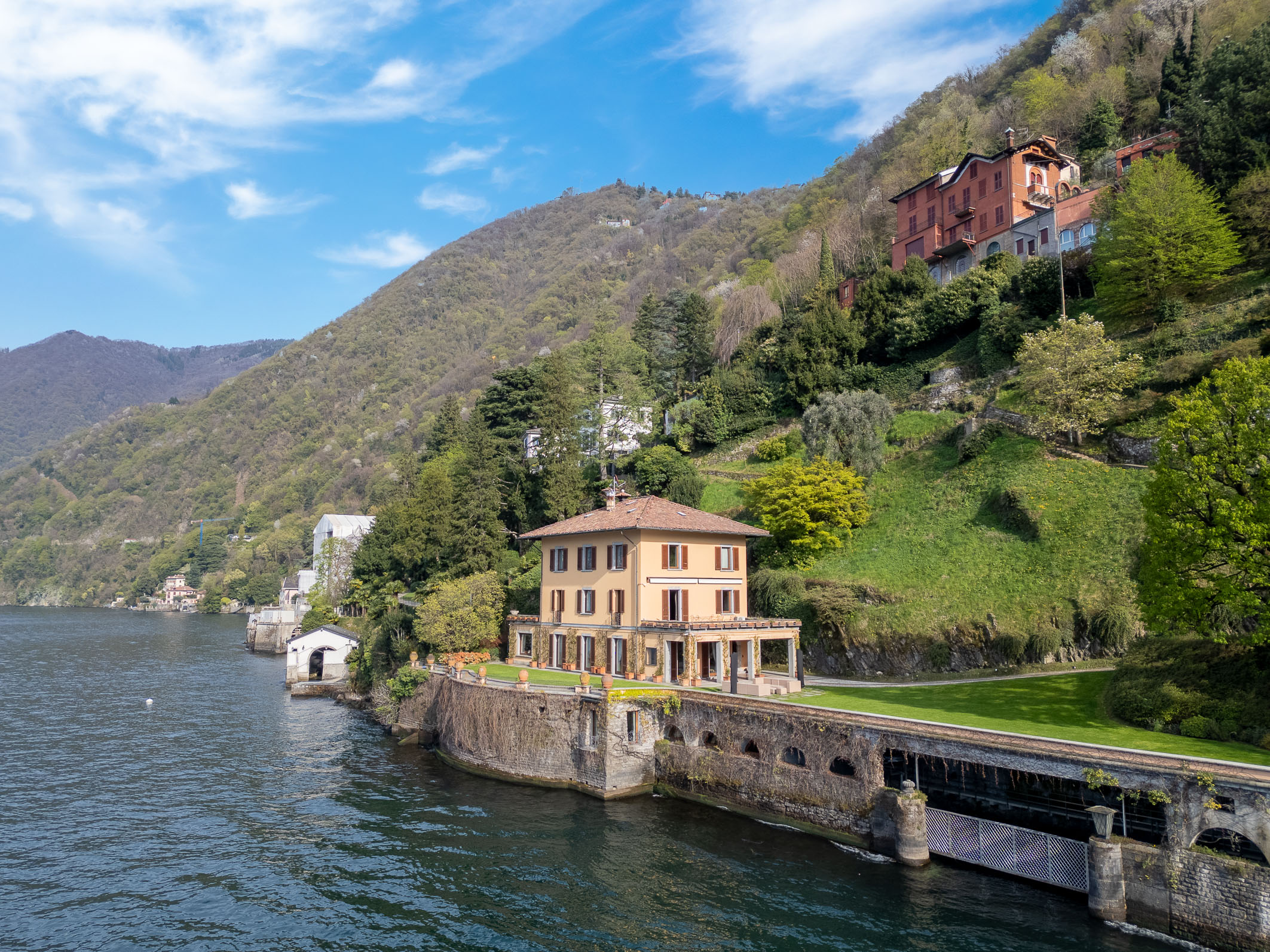 Villa in Viale Geno with a garden offering direct access to the lake, a private jetty and a guest house