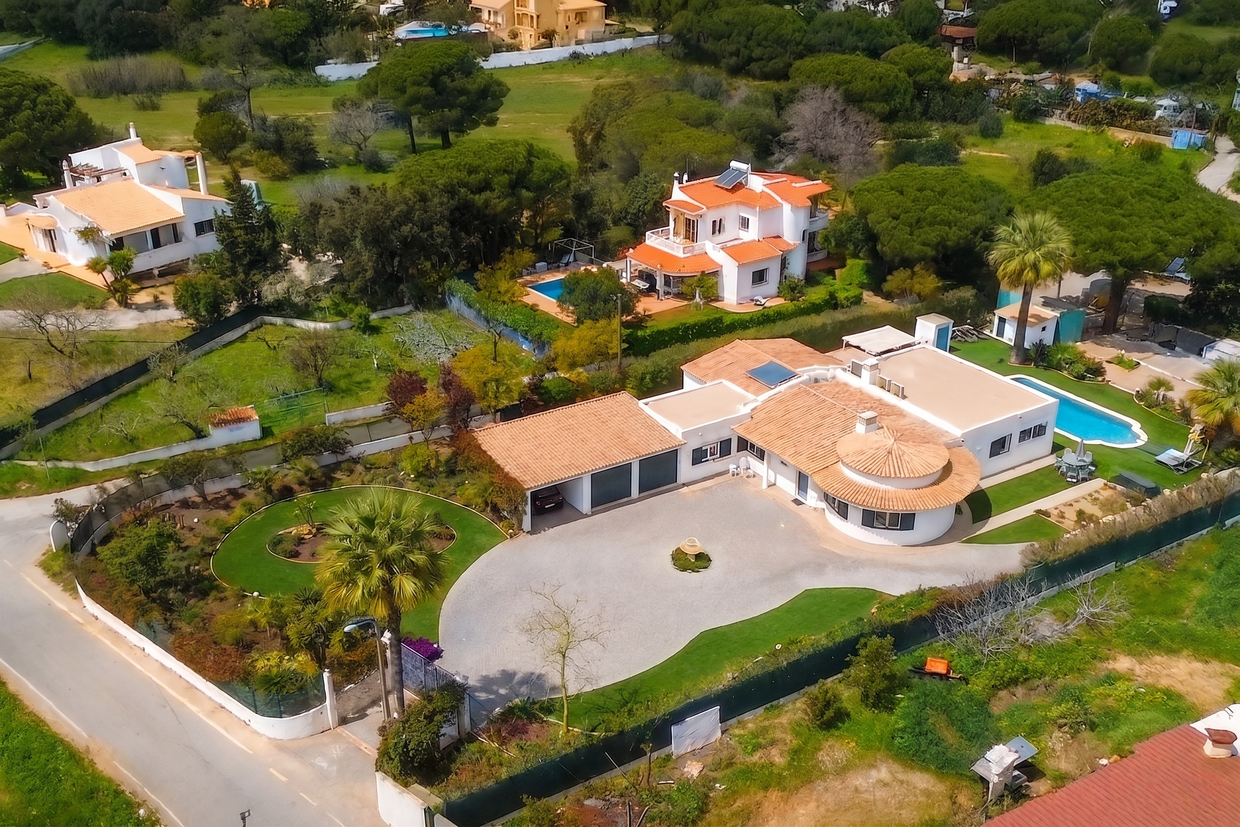 Elegant 3-Bedroom Villa with Independent 2-Bedroom Chalet – Just 5 Minutes from Quinta do Lago and Vale do Lobo