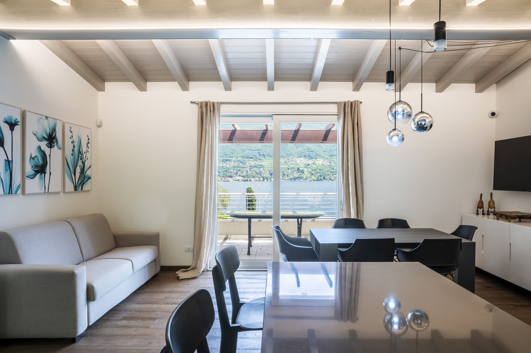 Modern two-level apartment with terraces and lake views in Onno