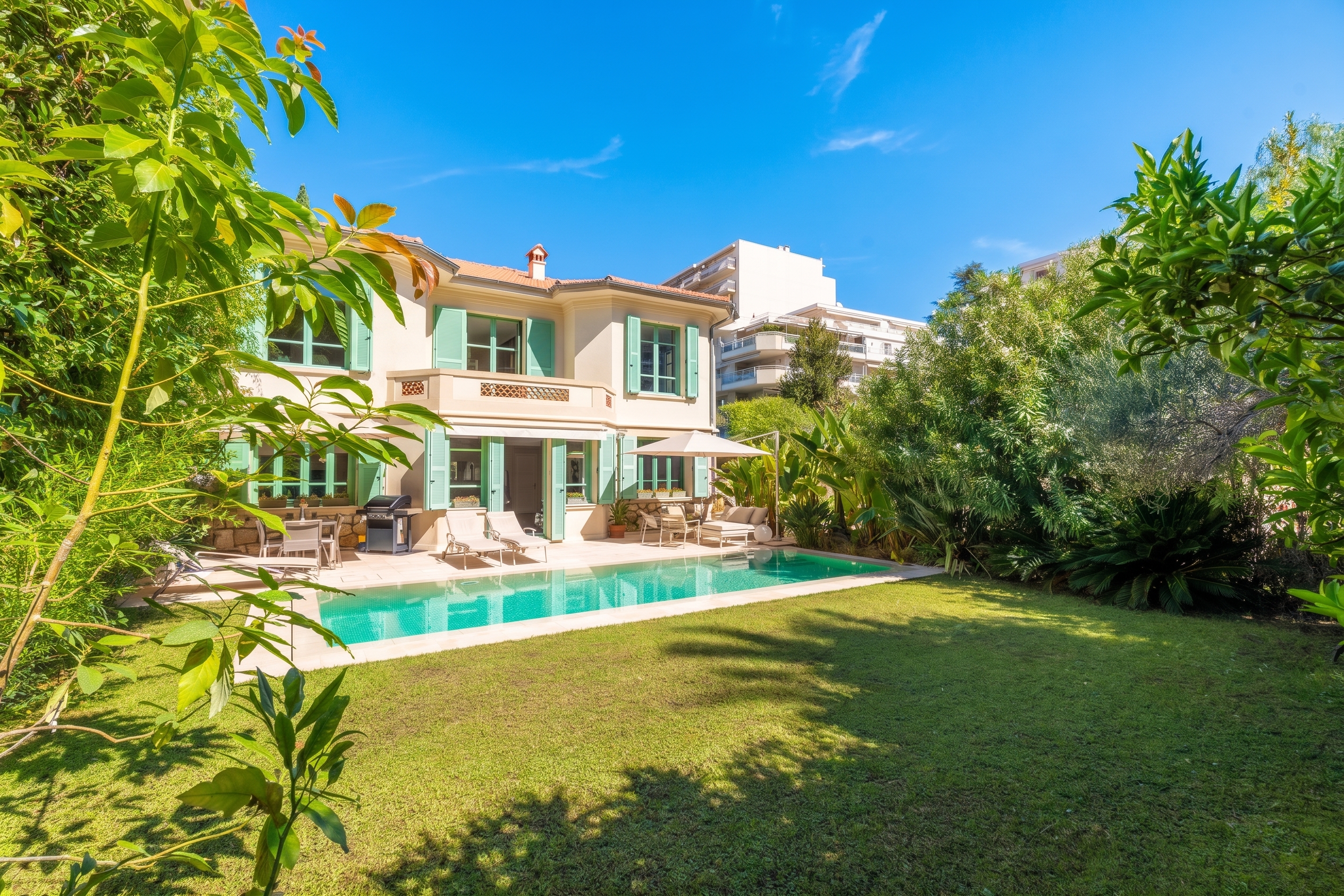 Juan-les-Pins – Elegant renovated villa within walking distance of the beaches [AI-modified]